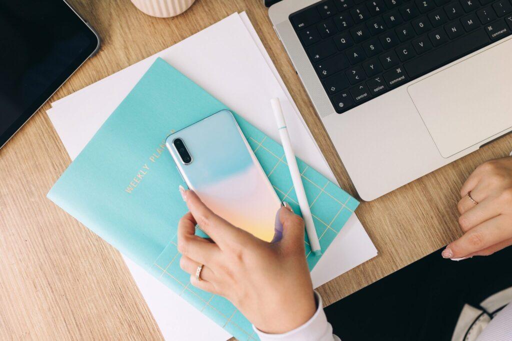 TURQUOISE WORKSPACE Streamlining Your Workflow with Wedding Planning Apps and Software